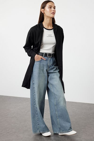 Trendyol Modest Schwarzer Basic-Sweatshirt-Cardigan mit Kapuze und Reißverschluss, weiter Passform, Oversize-Sweatshirt TCTAW22TW0137