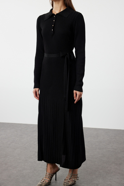 Trendyol Modest Černé šaty z úpletu s páskem Polo s límcem TCTAW25EB00006