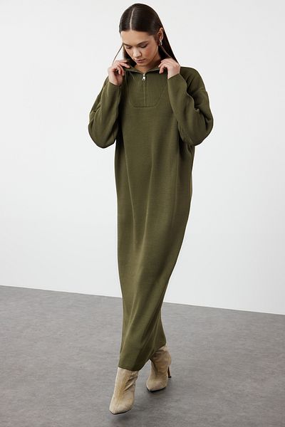 Trendyol Modest Grünes, bequemes Bsic-Strickkleid mit Schimmelkragen und Reißverschluss TCTAW25EB00013
