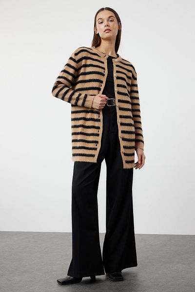 Trendyol Modest Weicher Strick-Cardigan mit braunen Streifen und goldenen Knöpfen – TCTAW24TH00046
