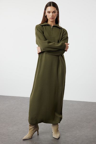 Trendyol Modest Grünes, bequemes Bsic-Strickkleid mit Schimmelkragen und Reißverschluss TCTAW25EB00013