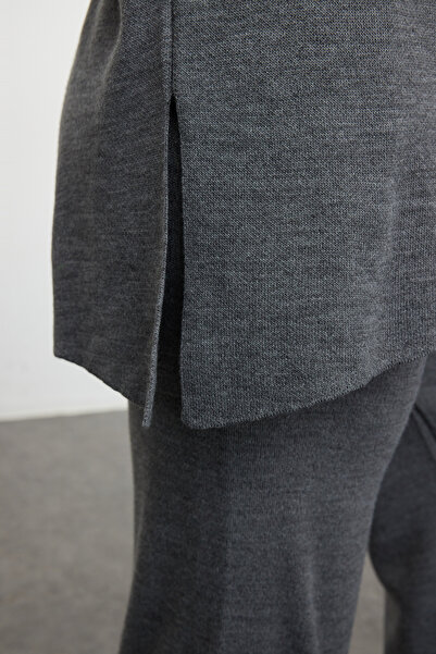 Trendyol Curve Γκρι όρθιο γιακά με σχισμή λεπτομέρεια Πλεκτό κάτω-επάνω κοστούμι TBBAW24CP00013