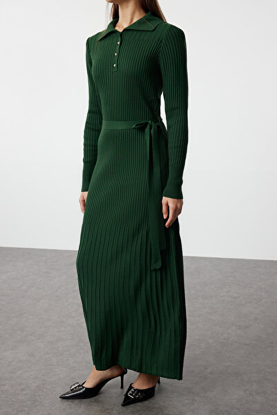 Trendyol Modest Πλεκτό φόρεμα με κορδόνι γιακά πόλο - Σκούρο πράσινο, ζωσμένο TCTAW25EB00006