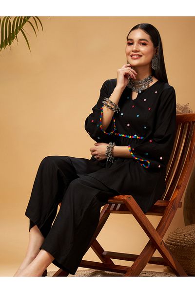 Sassafras By Styli مجموعة كورتي وبالازوس مطرزة بزخرفة بوم بوم على شكل مرآة