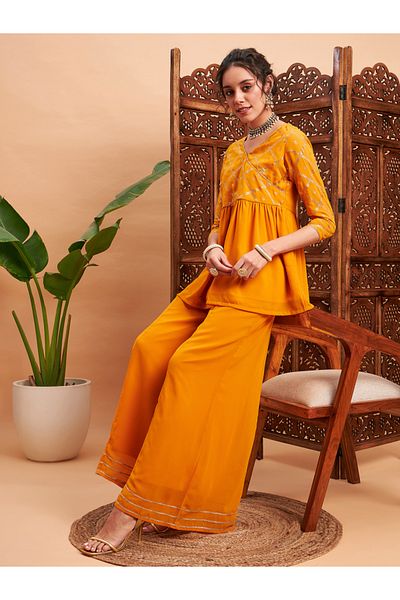 Sassafras By Styli بلوزة بيبلوم مزينة بتفاصيل مجمعة وبنطلون بأرجل واسعة