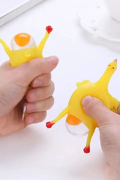 Buffer Egg Laying Fun Chicken Keychain -®