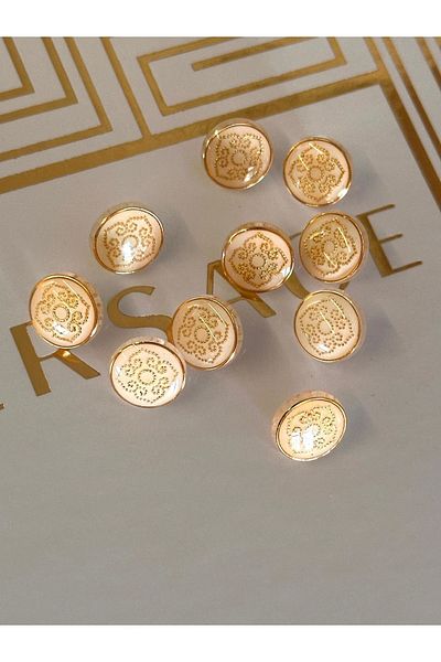 ODDA TASARIM ATÖLYESİ White flower motif gold bordered shirt button in the middle