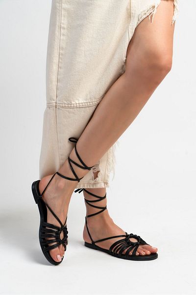 NİŞANTAŞI SHOES صندل نسائي من Honor باللون الأسود غير اللامع - رباط للكاحل بنعل مسطح