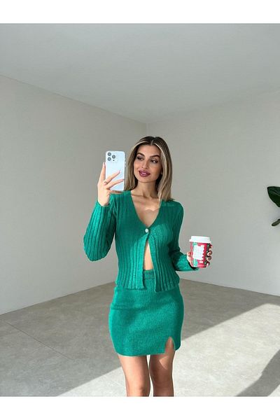 munora butik طقم تريكو أخضر بتفاصيل أزرار وتنورة كارديجان