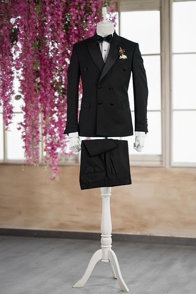 Carutte Light Dobby Pointed Collar Bow Tie Double Slit Slimfit Tuxedo Suit