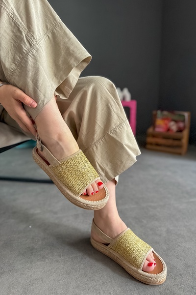 SHOEBELLAS صندل نسائي من ماركة Merin باللون البيج