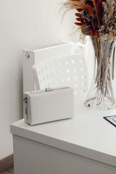 Moom Bag Γυναικεία βραδινή τσάντα με λευκή ορθογώνια αλυσίδα