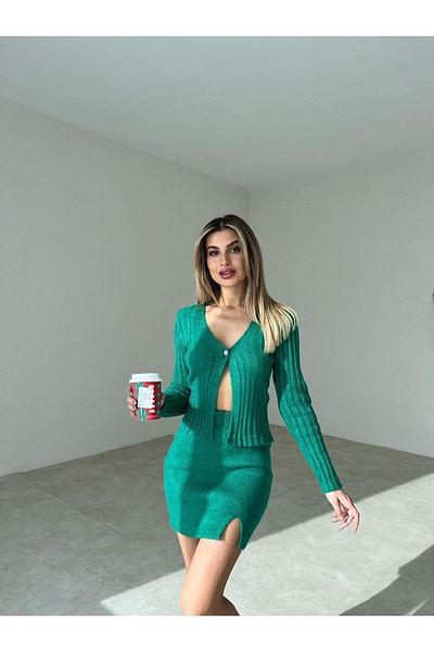munora butik طقم تريكو أخضر بتفاصيل أزرار وتنورة كارديجان