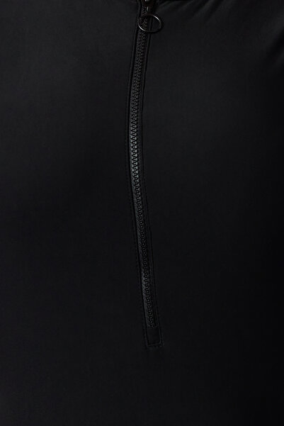 Trendyol Curve Schwarzer, ärmelloser, gestrickter Badeanzug mit Neckholder und Shorts in Übergröße TBBSS24AM00027