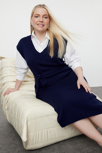 Trendyol Curve Marineblaues V-Ausschnitt-Kleid aus dünner Strickware mit Gürtel - TBBAW25AH00003