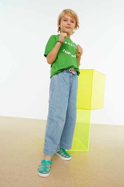 TRENDYOLKIDS Μπλουζάκι με λαιμόκοψη για αγόρι με πράσινο σλόγκαν - TKDSS24TS00044