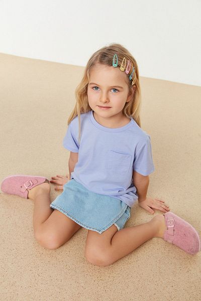 TRENDYOLKIDS Lilac dívčí bavlněné základní tričko - kapsa, jednoduchý výstřih Tkdss24Ts00046