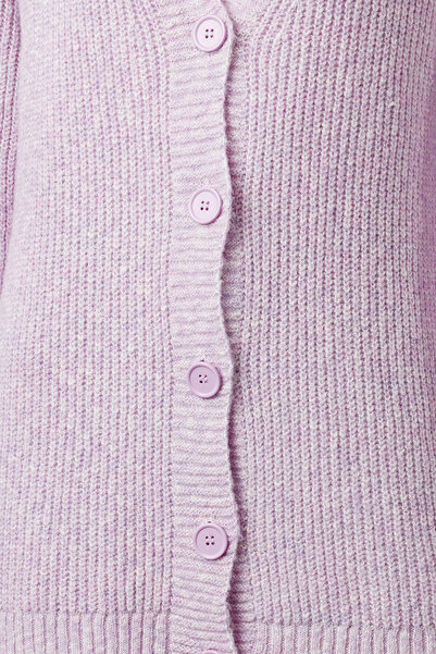 Trendyol Modest Pletený svetřík s fialovým výstřihem do V – zapínaný, měkký TCTAW22HI0397