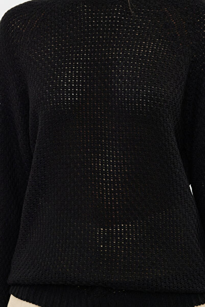 Trendyol Collection Bezszwowy czarny sweter z dzianiny - raglanowe rękawy TWOAW25KZ00046