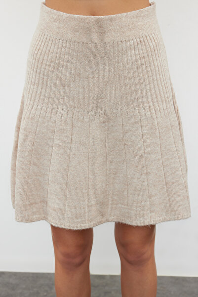 Trendyol Collection Kötöttáru öltöny puha textúrájú, kő színű Crop felsővel és redős szoknyával - TWOAW24AU00019