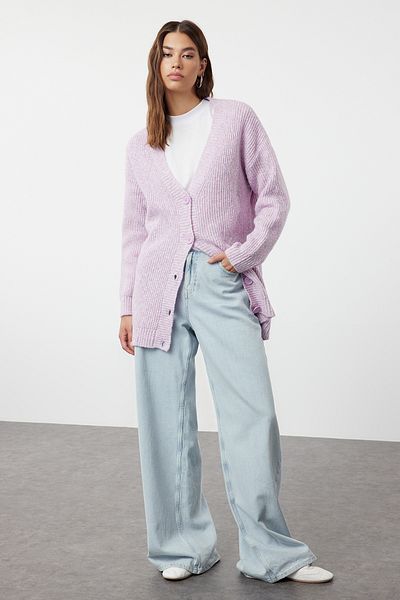 Trendyol Modest Lilafarbene Strickjacke mit V-Ausschnitt – geknöpft, weich TCTAW22HI0397