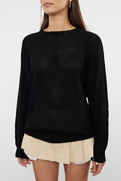 Trendyol Collection Bezszwowy czarny sweter z dzianiny - raglanowe rękawy TWOAW25KZ00046