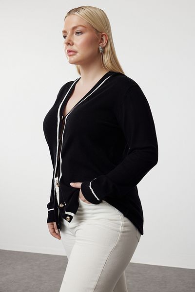 Trendyol Curve Hochwertiger weicher Stoff - Schwarzer Strickcardigan mit V-Ausschnitt TBBAW25AV00014