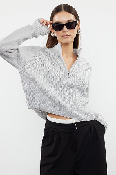 Trendyol Collection Grauer Basic-Strickpullover mit bauchfreiem Reißverschluss und Stehkragen TWOAW22KZ1632