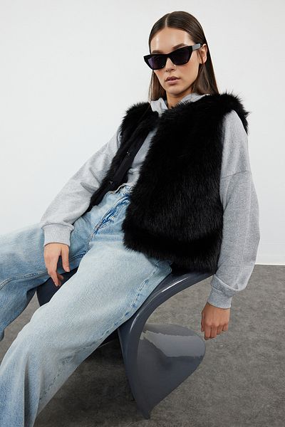 Trendyol Collection Black Oversize Molded Winter Fur Vest Twoaw25Ye00005