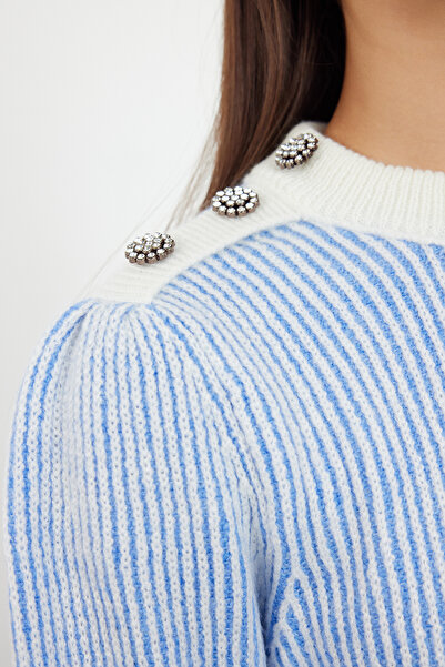 Trendyol Collection Pulover de tricotaj cu textura moale, cu detaliu cu nasturi albastru deschis TWOAW25KZ00122