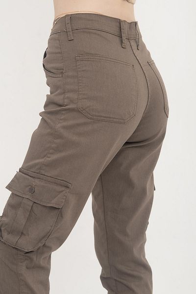 Domoda Hellbraune Jogger-Damenhose aus Gabardine mit bequemer Passform und elastischen Beinen und Cargotaschen