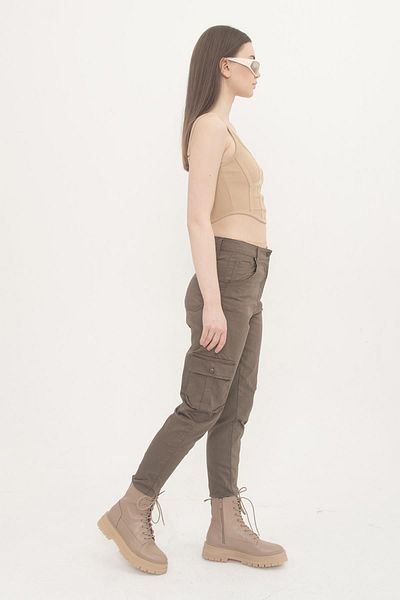 Domoda Hellbraune Jogger-Damenhose aus Gabardine mit bequemer Passform und elastischen Beinen und Cargotaschen