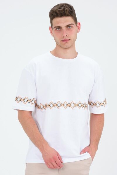 Domoda Weißes, kurzärmliges, besticktes Basic-T-Shirt aus Baumwolle mit Rundhalsausschnitt in weißer Oversize-Passform