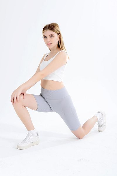 Domoda Hellgraue kurze Shorts mit hoher Taille und gerippten Sport-Biker-Strumpfhosen