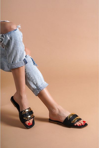 munora butik شبشب أسود بإبزيم ذهبي
