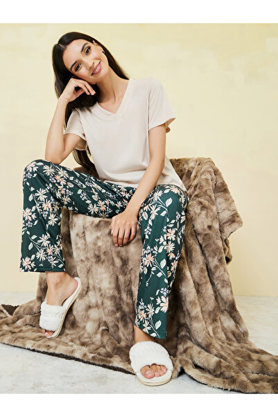 Styli بدلة رياضية سادة برقبة على شكل حرف V ومجموعة بيجامة منقوشة بالزهور