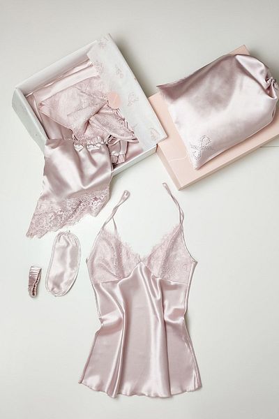 Miss Merveille Set de mireasa din satin de matase pudra. Halat de baie, cămașă de noapte, pantaloni scurți, bustieră, pijamale.