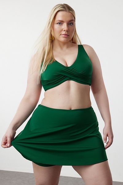 Trendyol Curve Smaragdgrüne Mini-Bikinihose in Übergröße mit Shorts-Rock TBBSS23CR00015