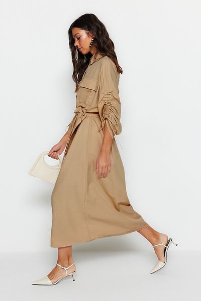 Trendyol Modest Beigefarbenes Baumwollhemdkleid mit verstellbaren Ärmeln und Knöpfen – TCTSS23EB00365