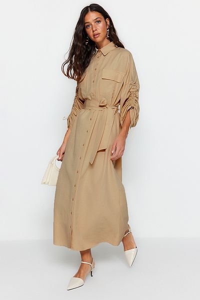 Trendyol Modest Beigefarbenes Baumwollhemdkleid mit verstellbaren Ärmeln und Knöpfen – TCTSS23EB00365