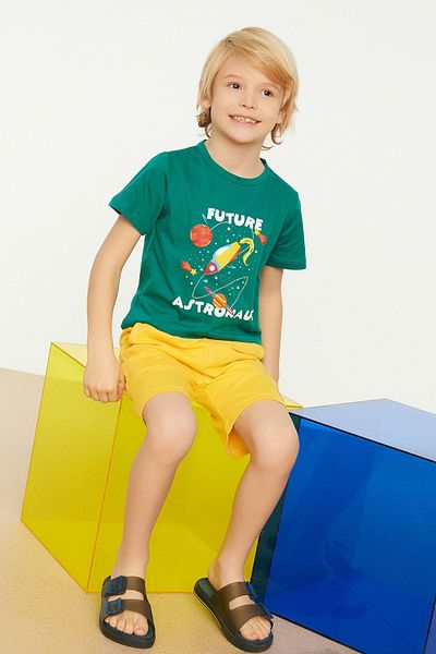 TRENDYOLKIDS Chlapecké tričko s výstřihem se vzorem Green Space – TKDSS24TS00044