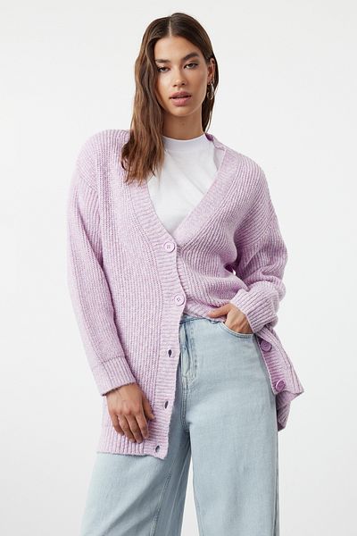 Trendyol Modest Lilafarbene Strickjacke mit V-Ausschnitt – geknöpft, weich TCTAW22HI0397