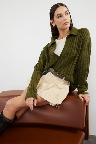Trendyol Collection Khakifarbener, weicher, strukturierter Strickpullover mit Polokragen TWOAW24KZ00678
