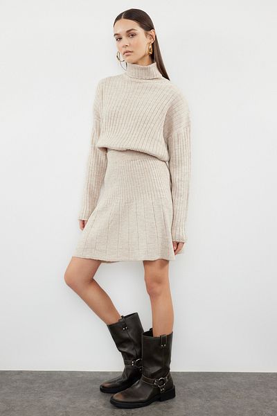 Trendyol Collection Kötöttáru öltöny puha textúrájú, kő színű Crop felsővel és redős szoknyával - TWOAW24AU00019