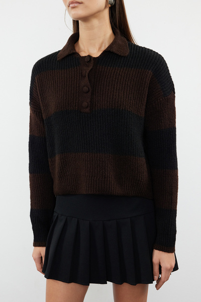 Trendyol Collection Barevně blokovaný svetr z měkkého úpletu – tmavě hnědý, oříznutý, TWOAW22KZ0226