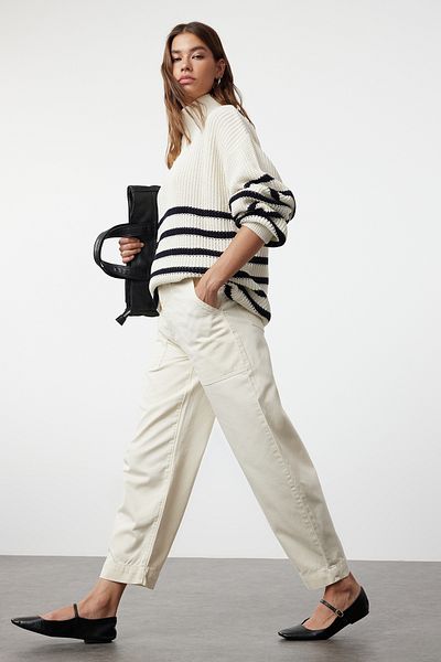 Trendyol Collection Ecrufarbene Barrel-Hose mit hoher Taille und Taschendetails, TWOAW25JE00029