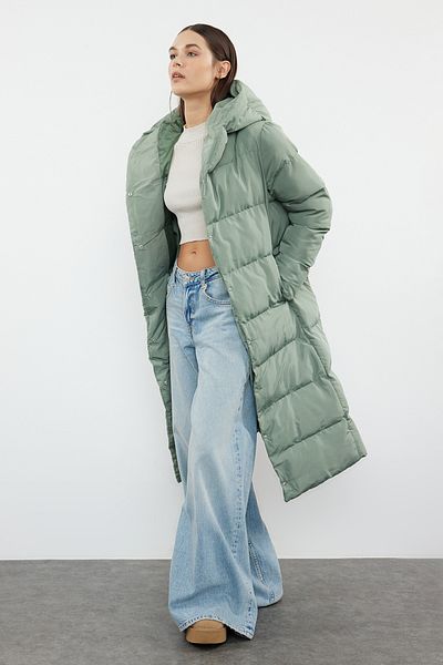 Trendyol Collection Wasserabweisender langer Steppmantel – Hellkhaki mit seitlichem Druckknopfverschluss TWOAW24MO00044
