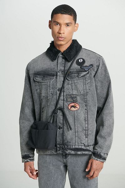 Lee Schwarze Jeans mit Sherpa-Kragen – 100 % Baumwolle, Regular-Fit-Jeansjacke für Trucker