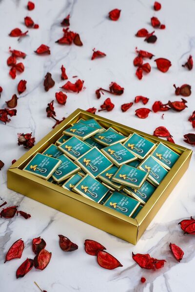 Çikolata Saati Öğretmenler Günü Hediyesi 24’lü Baskılı Madlen Çikolata – Yeşil Tasarımlı Etiket