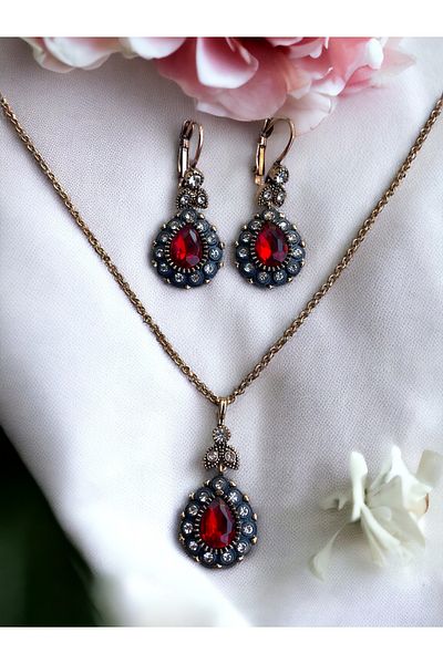 FAYRA ACCESSORIES طقم قلادة وأقراط على شكل قطرة ماء بتفاصيل حجر الزركون